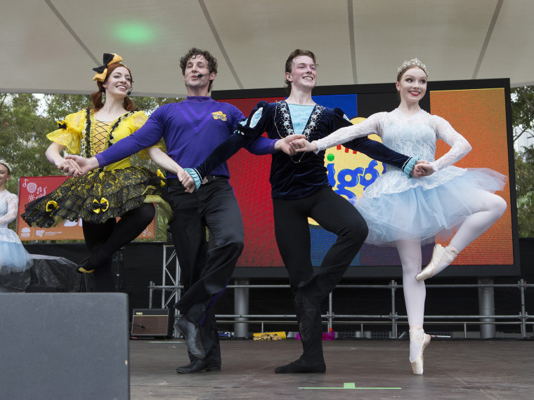 Yellow Wiggle and Purple Wiggle Lachlan perform on Australia Day 2018